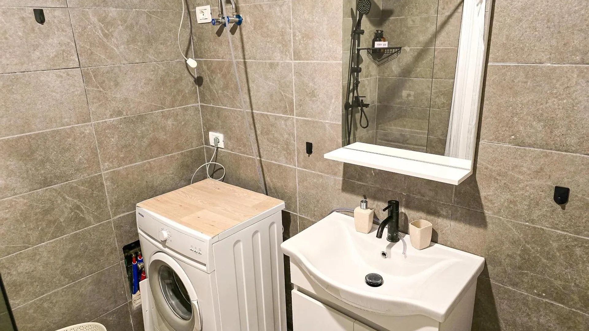 Emerald Luxury 1Bd Apartment Tirana